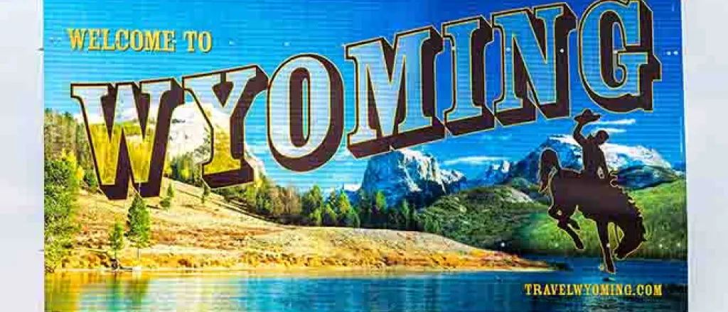 PROMO 64J1 States - Wyoming Welcome to Wyoming Sign - iStock - krblokhin