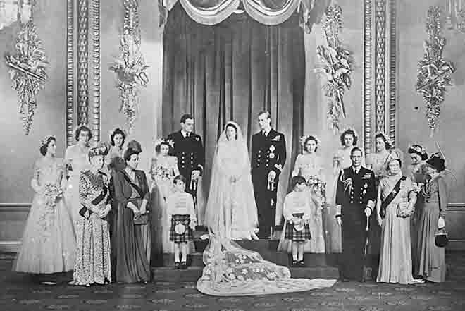 PROMO 64J1 People - Princess Elizabeth and Prince Phiip posing for photos after their wedding - Public Domain