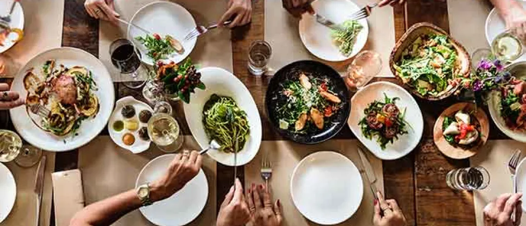 PROMO Food - Dining Dinner Table Plates People - iStock - Rawpixel