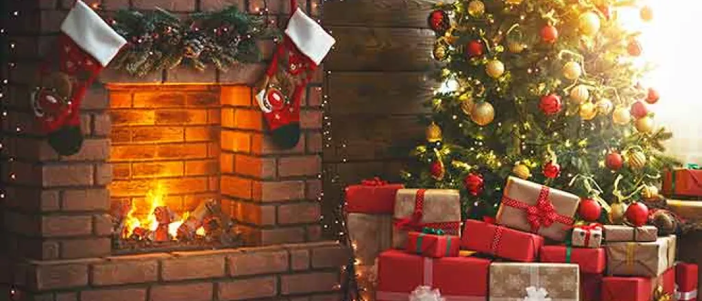 PROMO 64J1 Holiday - Fireplace Stockings Tree Gifts Presents - iStock - evgenyatamanenko