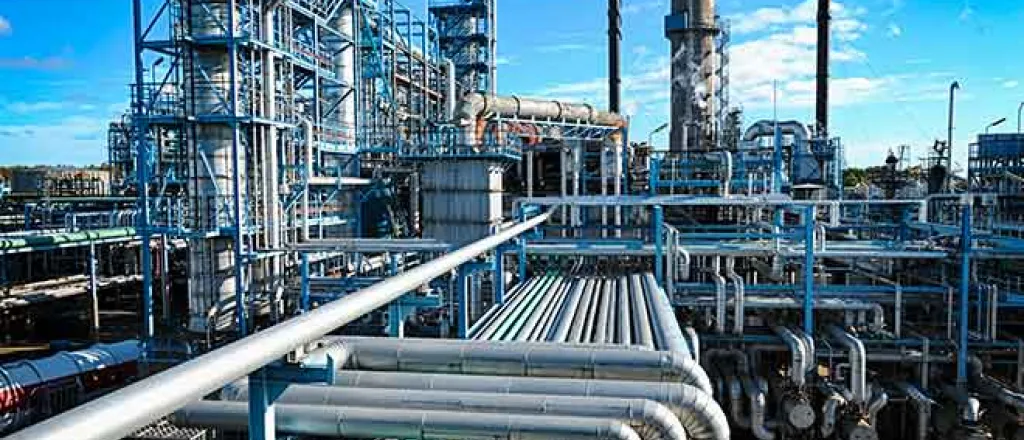 PROMO Energy - Oil Gas Pipeline Refinery - iStock - lagereek