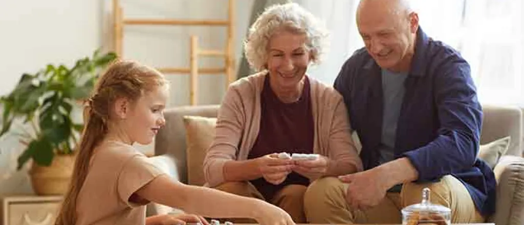 PROMO People - Senior Citizen Family Child Game Home - iStock - SeventyFour
