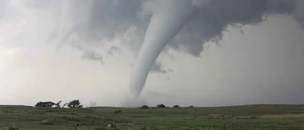 PROMO Weather - Tornado Thunderstorm Campo Colorado May 31. 2010 - iStock - Justin Hobson