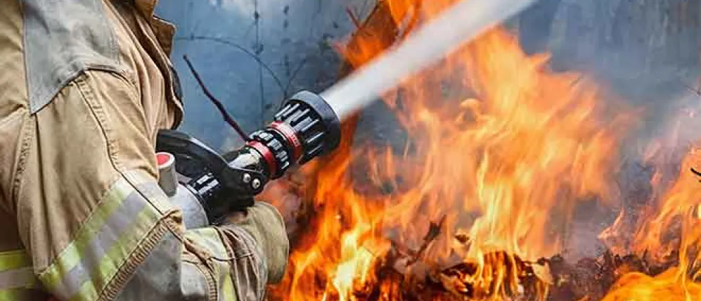 PROMO 64JFire - Firefighter Hose Water Flame - iStock - toa55.jpg