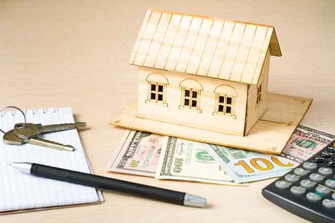PROMO 64J1 Finance - Money House Caclulator Keys Pen Paper - iStock - Motizova PROMO Finance - Money House Caclulator Keys Pen Paper - iStock - Motizova