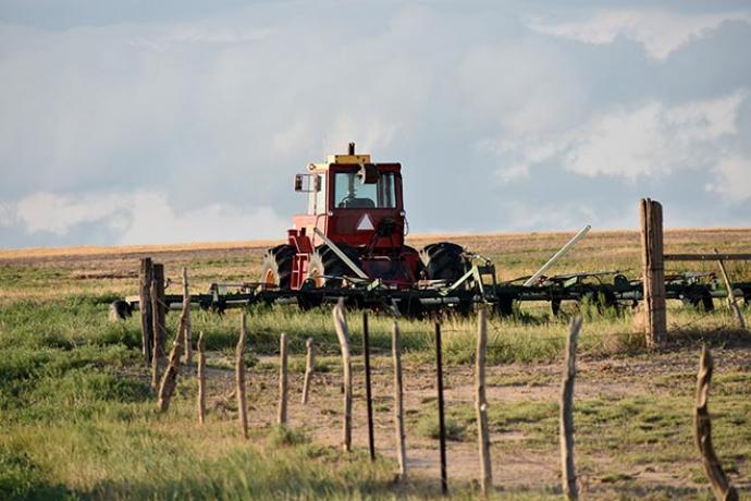 PROMO 64J Agriculture - Tractor Field Fence - Chris Sorensen PROMO 64J Agriculture - Tractor Field Fence - Chris Sorensen
