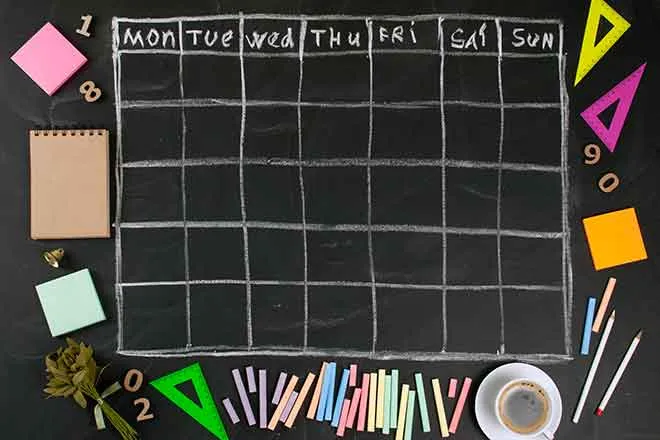 PROMO 64J1 Miscellaneous - Calendar School Chalkboard - iStock - fontgraf