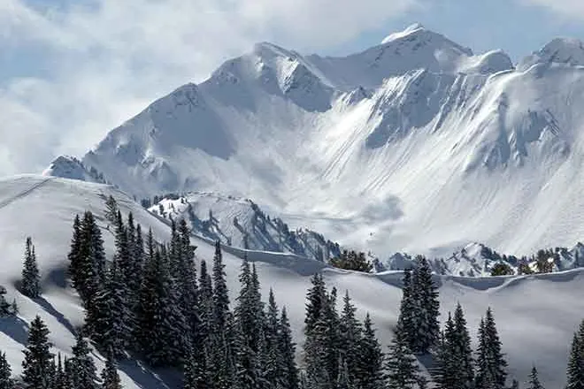PROMO 64J1 Miscellaneous - Snow Mountain Trees Winter - iStock PROMO Miscellaneous - Snow Mountain Trees Winter - iStock