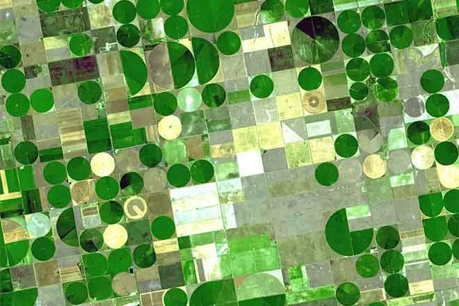 PROMO 64J1 Agriculture - Center Pivot Fields Irrigation Green Farm - flickrcc - USGS - public domain