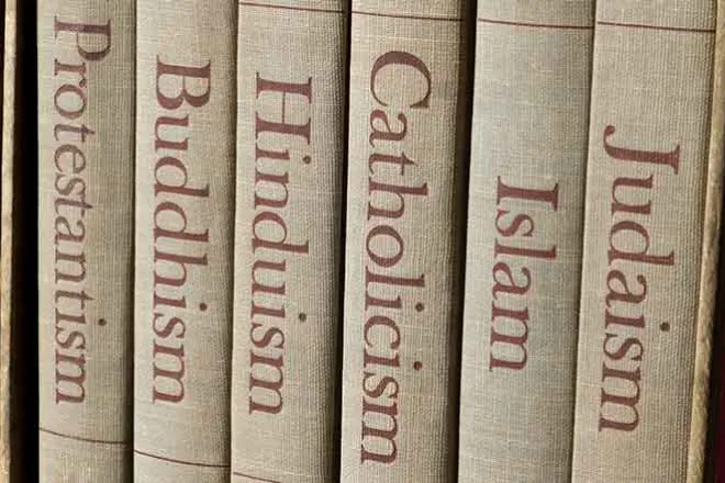 PROMO 64J1 Faith - Books Protestant Buddhist Hindu Catholic Islam Judaism - iStock - MarkSkalny PROMO Faith - Books Protestant Buddhist Hindu Catholic Islam Judaism - iStock - MarkSkalny