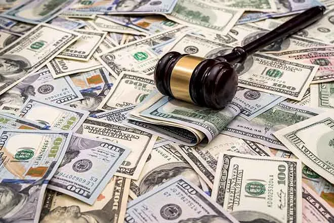 PROMO Finance - Money Cash Bills Gavel Justice - iStock - alfexe