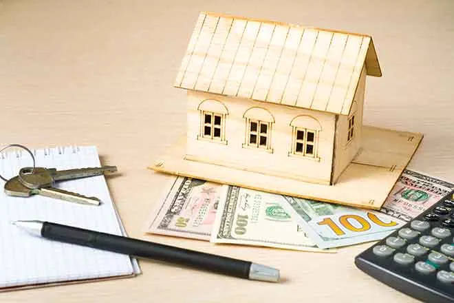 PROMO 64J1 Finance - Money House Caclulator Keys Pen Paper - iStock - Motizova PROMO Finance - Money House Caclulator Keys Pen Paper - iStock - Motizova