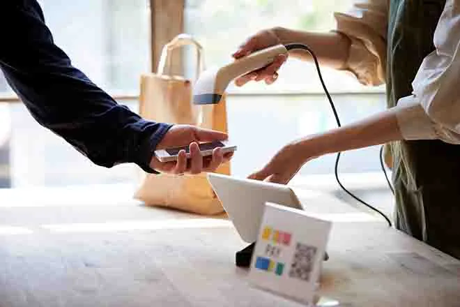 PROMO 64J1 Living - Shopping Cash Register Phone Scan - iStock - west PROMO 64J1 Living - Shopping Cash Register Phone Scan - iStock - west