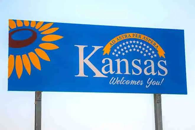 PROMO 64J1 States - Kansas Welcome Sign Sunflower Sky - iStock - AndreyKrav PROMO States - Kansas Welcome Sign Sunflower Sky - iStock - AndreyKrav