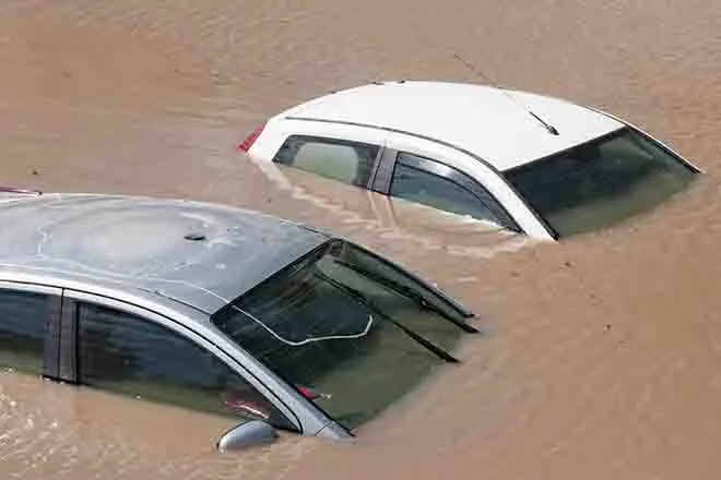 PROMO 64J1 Weather - Flood Water Cars Vehicles - iStock - Mijau PROMO 64J1 Weather - Flood Water Cars Vehicles - iStock - Mijau