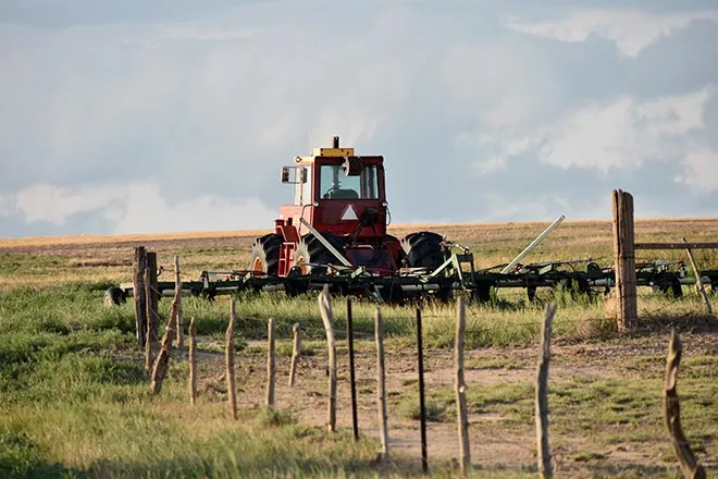 PROMO 64J Agriculture - Tractor Field Fence - Chris Sorensen PROMO 64J Agriculture - Tractor Field Fence - Chris Sorensen