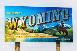 PROMO 64J1 States - Wyoming Welcome to Wyoming Sign - iStock - krblokhin