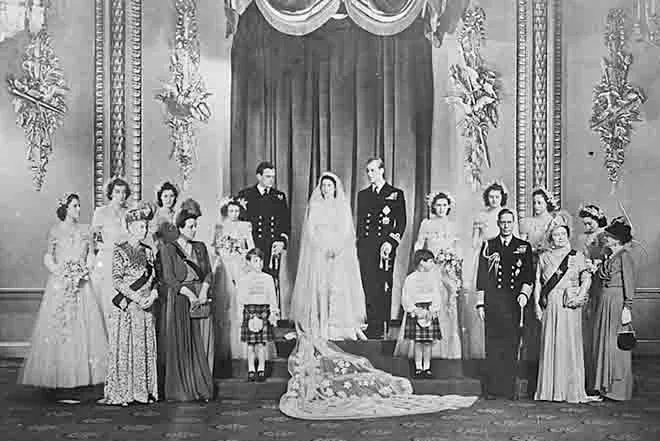 PROMO 64J1 People - Princess Elizabeth and Prince Phiip posing for photos after their wedding - Public Domain