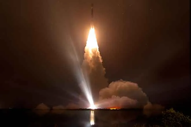 PROMO 64J1 Miscellaneious - Space Rocket Earth Launch - iStock - Elen11