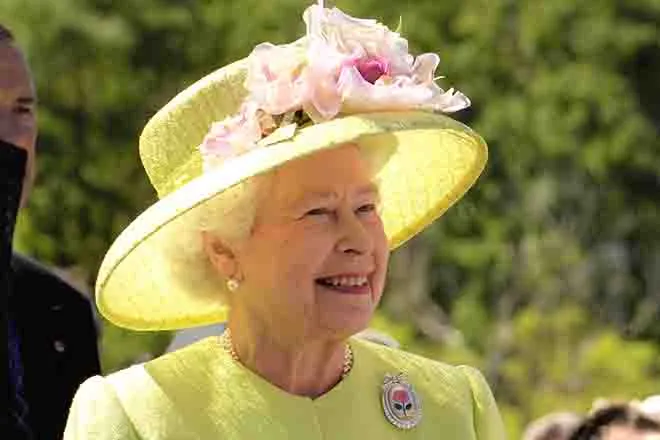 PROMO People - Queen Elizabeth II in 2007 at the Goddard Space Flight Center in Maryland - Wikipedia - public domain