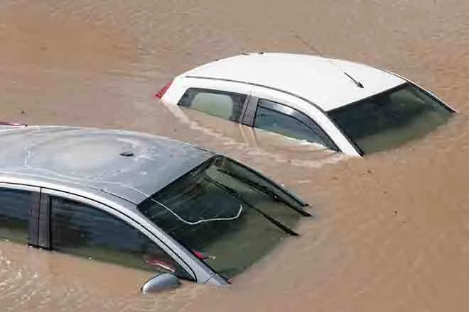 PROMO 64J1 Weather - Flood Water Cars Vehicles - iStock - Mijau