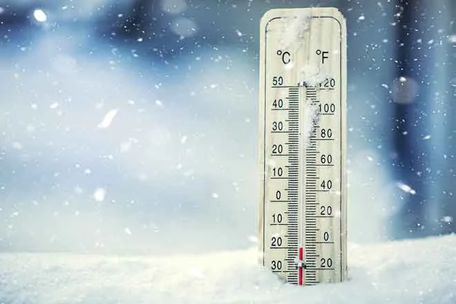 PROMO Weather - Thermometer Cold Temperature Snow - iStock - MarianVejcik